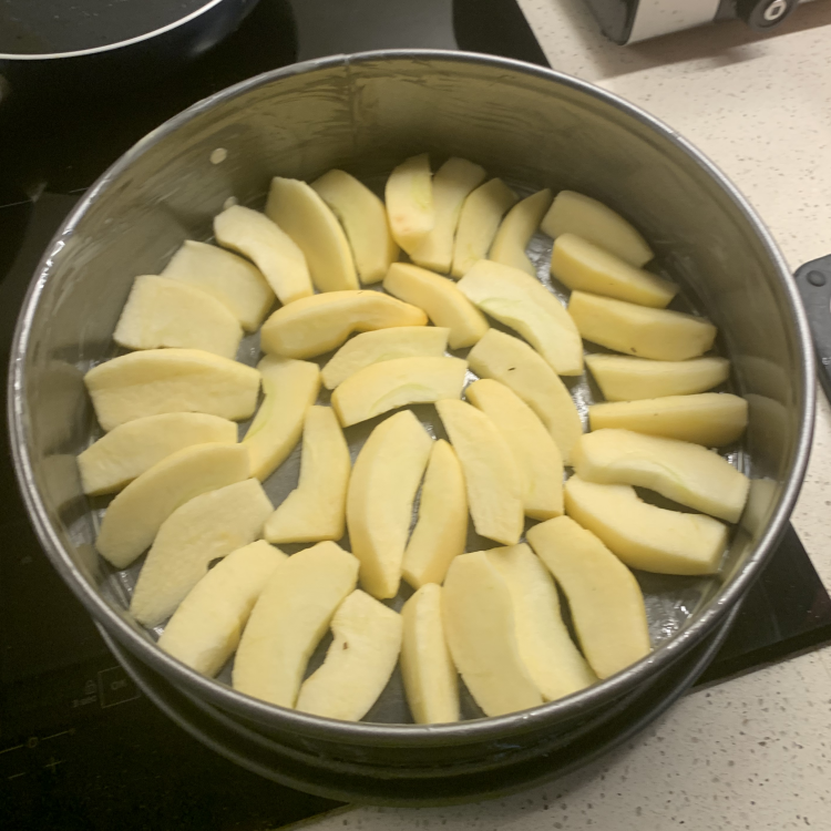 Sliced apples on cake mould